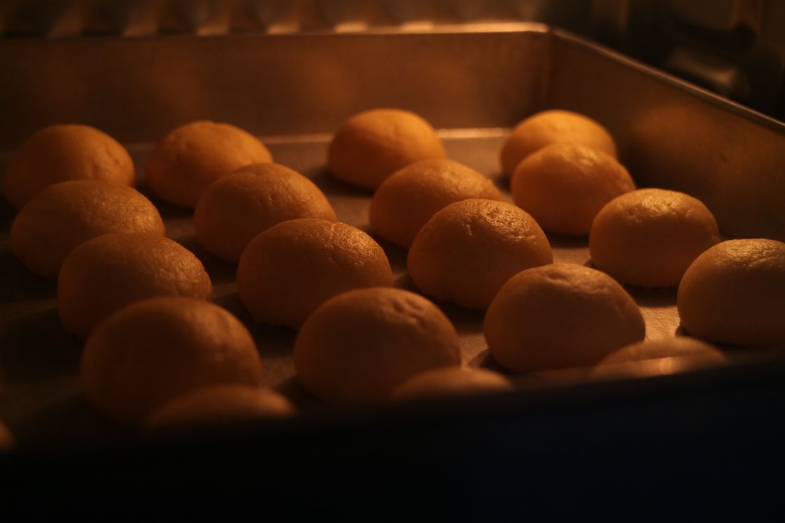 Gyllene bullar som gräddas i ugnen