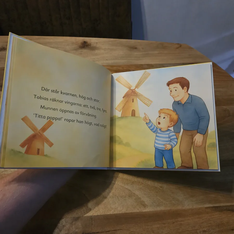 Inlagesidor i en personlig barnbok med namn